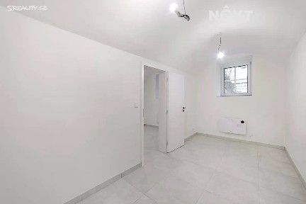 Prodej bytu 2+kk 23 m² Kolmá, Praha - Vysočany