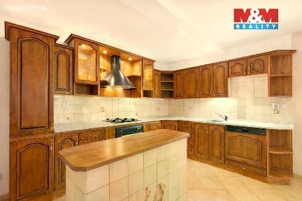 Prodej rodinného domu 280 m², pozemek 798 m²