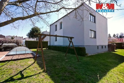 Prodej rodinného domu 303 m², pozemek 924 m²