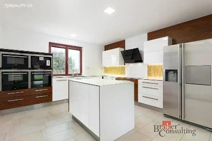 Prodej rodinného domu 295 m², pozemek 2375 m²