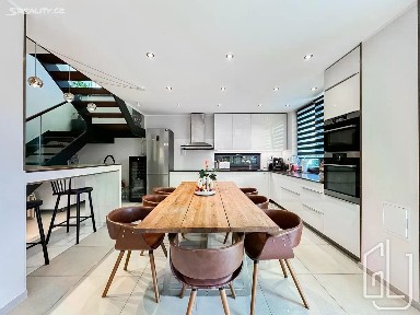 Prodej rodinného domu 260 m², pozemek 620 m²