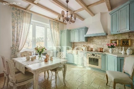 Prodej vícegeneračního domu 330 m², pozemek 2674 m²