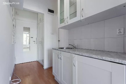 Pronájem bytu 1+kk 28 m² Pod Slovany, Praha - Nové Město