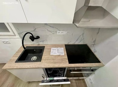 Pronájem bytu 1+1 40 m² 5. května, Praha - Nusle
