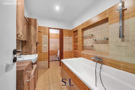 Prodej rodinného domu 427 m², pozemek 1863 m²