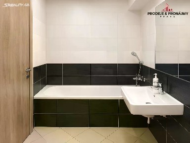 Prodej bytu 1+kk 30 m² Zakšínská, Praha