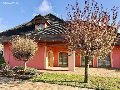 Prodej rodinného domu 295 m², pozemek 2077 m²
