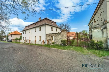 Prodej rodinného domu 300 m², pozemek 1821 m²