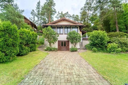 Prodej rodinného domu 319 m², pozemek 1961 m²