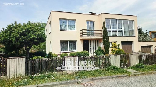Prodej rodinného domu 260 m², pozemek 915 m²