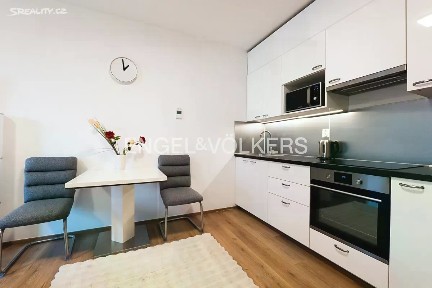 Prodej bytu 1+kk 30 m² Nad úžlabinou, Praha - Malešice