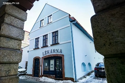 Dolní brána, Hostinné