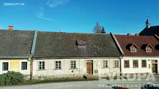 K. V. Raise, Hostinné