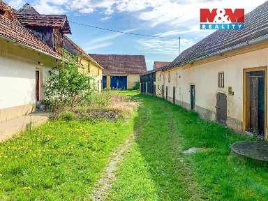 Prodej rodinného domu 350 m², pozemek 1892 m²