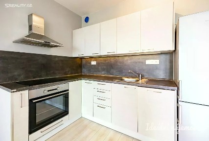 Prodej bytu 1+kk 33 m² Sicherova, Praha - Kyje