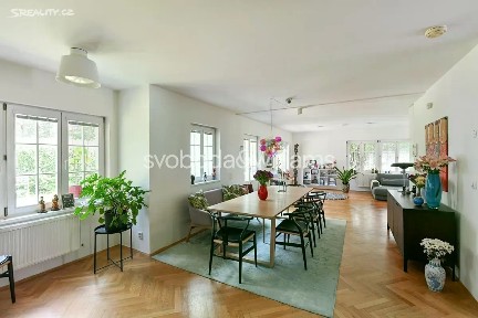 Pronájem rodinného domu 302 m², pozemek 737 m²