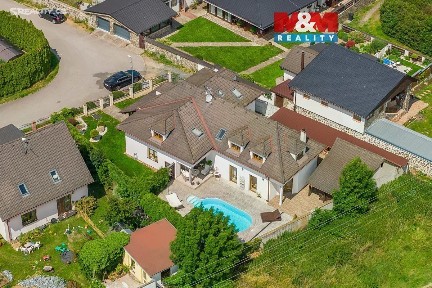Prodej rodinného domu 360 m², pozemek 667 m²