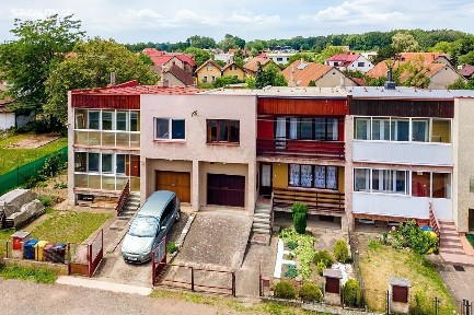 Družstevní, Břehy