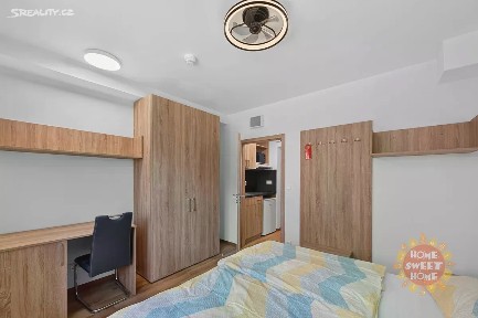 Pronájem bytu 1+kk 18 m² Jeseniova, Praha - Žižkov