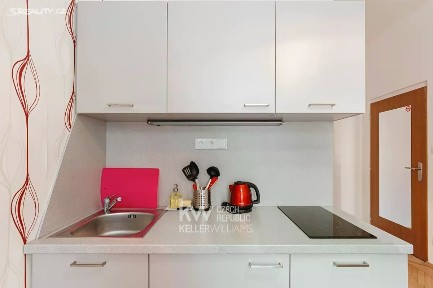 Pronájem bytu 1+kk 18 m² Na Jezerce, Praha - Nusle