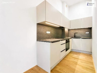 Pronájem bytu 1+kk 38 m² Slavíkova, Jince