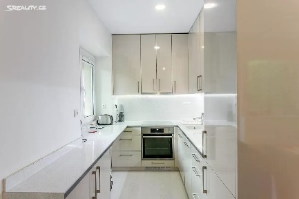 Prodej bytu 1+kk 32 m² Na Fialce II, Praha - Řepy