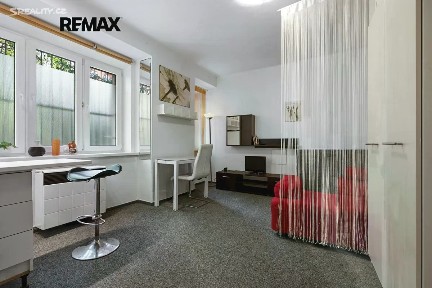 Prodej bytu 1+kk 24 m² Na Dolinách, Praha - Podolí