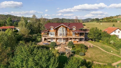 Prodej vily 750 m², pozemek 2400 m²
