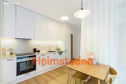 Pronájem bytu 1+kk 34 m² Vrbenského, Praha - Holešovice