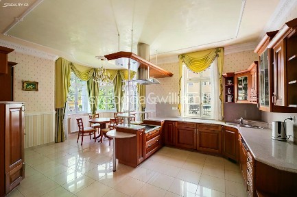 Prodej vily 1127 m², pozemek 923 m²