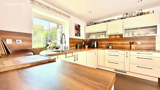 Prodej rodinného domu 220 m², pozemek 912 m²