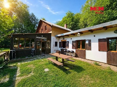 Prodej rodinného domu 420 m², pozemek 3032 m²