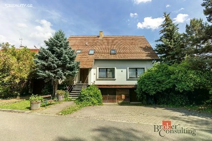 Prodej rodinného domu 402 m², pozemek 932 m²