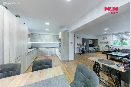 Prodej rodinného domu 330 m², pozemek 704 m²