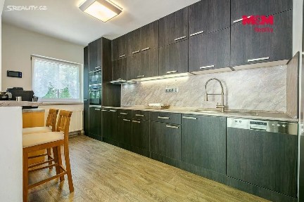 Prodej rodinného domu 367 m², pozemek 1449 m²