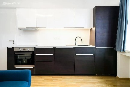 Pronájem bytu 1+kk 30 m² U Pernštejnských, Praha - Nusle