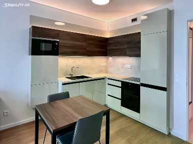 Pronájem bytu 2+kk 93 m² U Plynárny, Praha