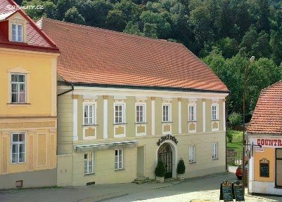 Prodej rodinného domu 390 m², pozemek 987 m²