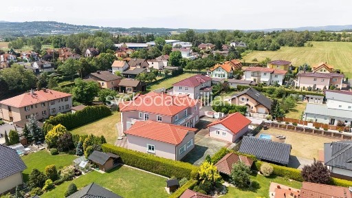 Prodej rodinného domu 718 m², pozemek 2052 m²