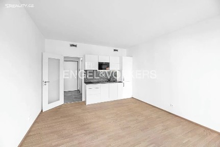 Pronájem bytu 1+kk 32 m² Mezi Vodami, Praha - Modřany