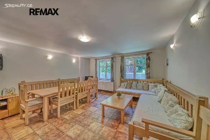 Prodej rodinného domu 215 m², pozemek 987 m²
