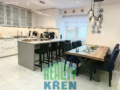 Prodej rodinného domu 345 m², pozemek 1973 m²