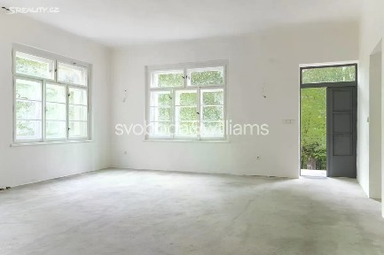 Prodej rodinného domu 379 m², pozemek 2856 m²