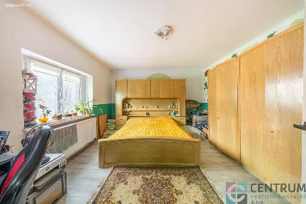 Prodej podílu 1/2 rodinného domu 100 m², pozemek 1401 m²