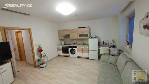 Pronájem bytu 1+kk 29 m² nám. 3. května, Otrokovice