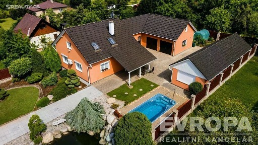 Prodej rodinného domu 298 m², pozemek 1166 m²