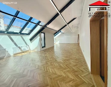 Pronájem kanceláře 196 m²