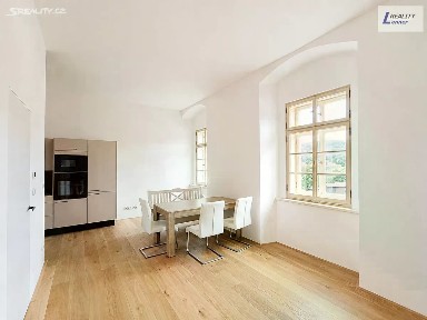Pronájem bytu 1+kk 27 m² Slavíkova, Jince