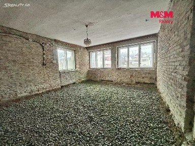 Prodej rodinného domu 220 m², pozemek 2493 m²