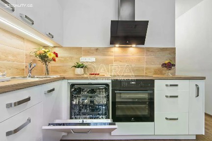 Pronájem bytu 2+1 60 m² Kmochova, Ústí nad Labem - Severní Terasa